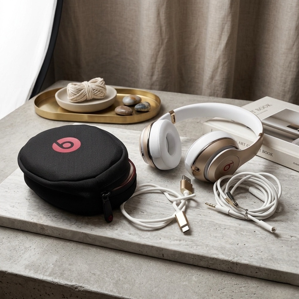 Beats by Dre Solo3 Wireless Headphones Bundle with Accessories - Gold/White